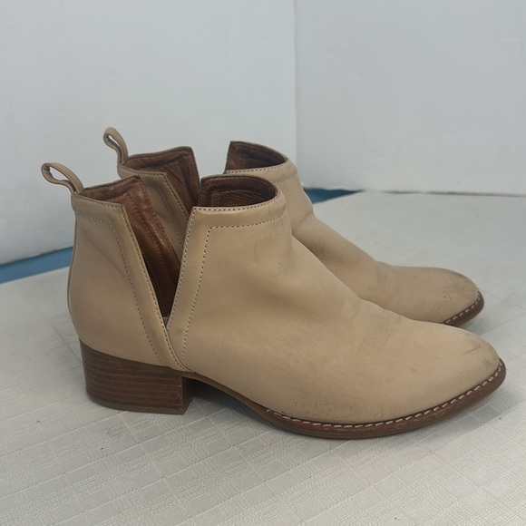 Jeffrey Campbell Muskrat Lo Women US9 Shoes Shooties Tan Heels Boots V-Notch - Picture 5 of 8